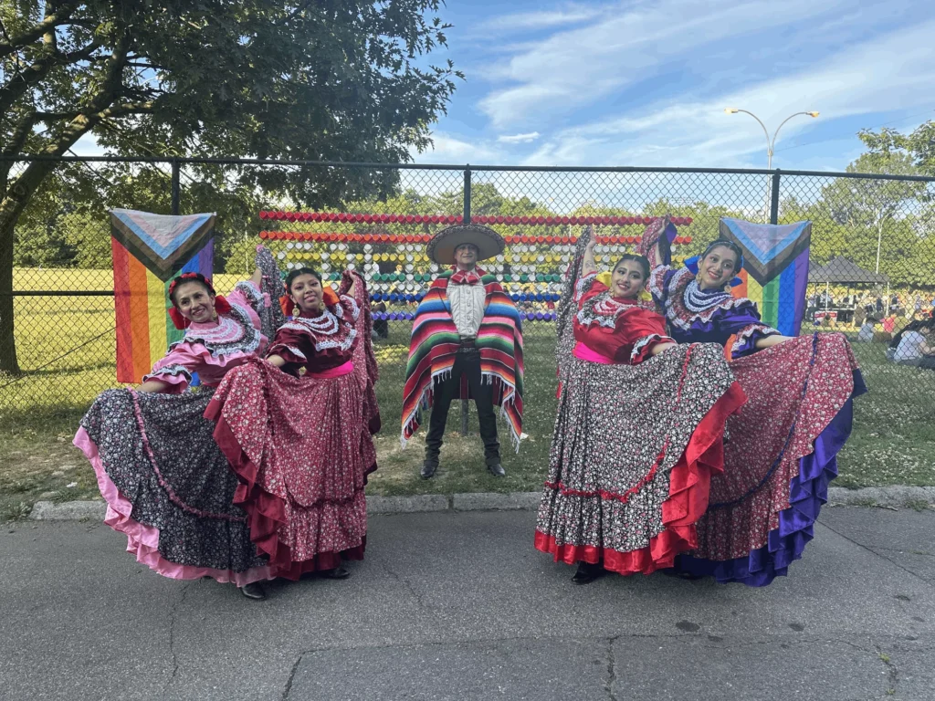 Queens-nightmarket-performers